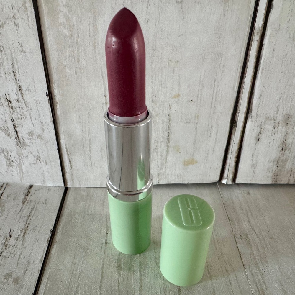 Clinique A Different Grape Different Lipstick Berry Plum Satin Finish Green Tube